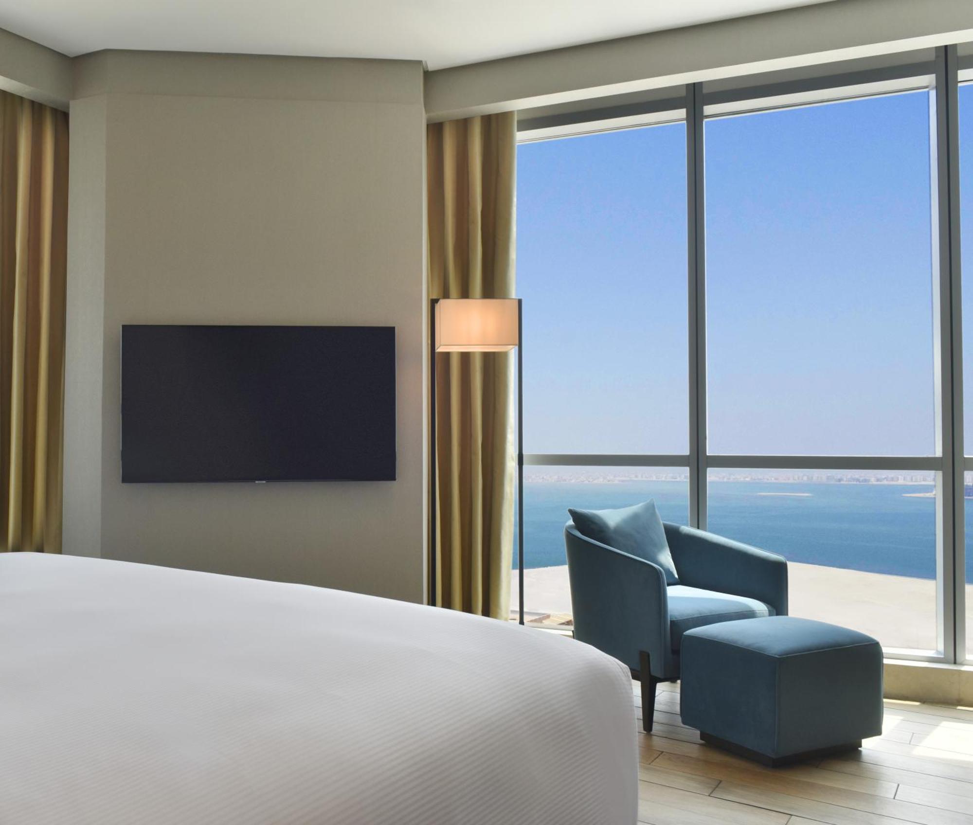 Hilton Bahrain Manama Exterior foto A bedroom at the hotel
