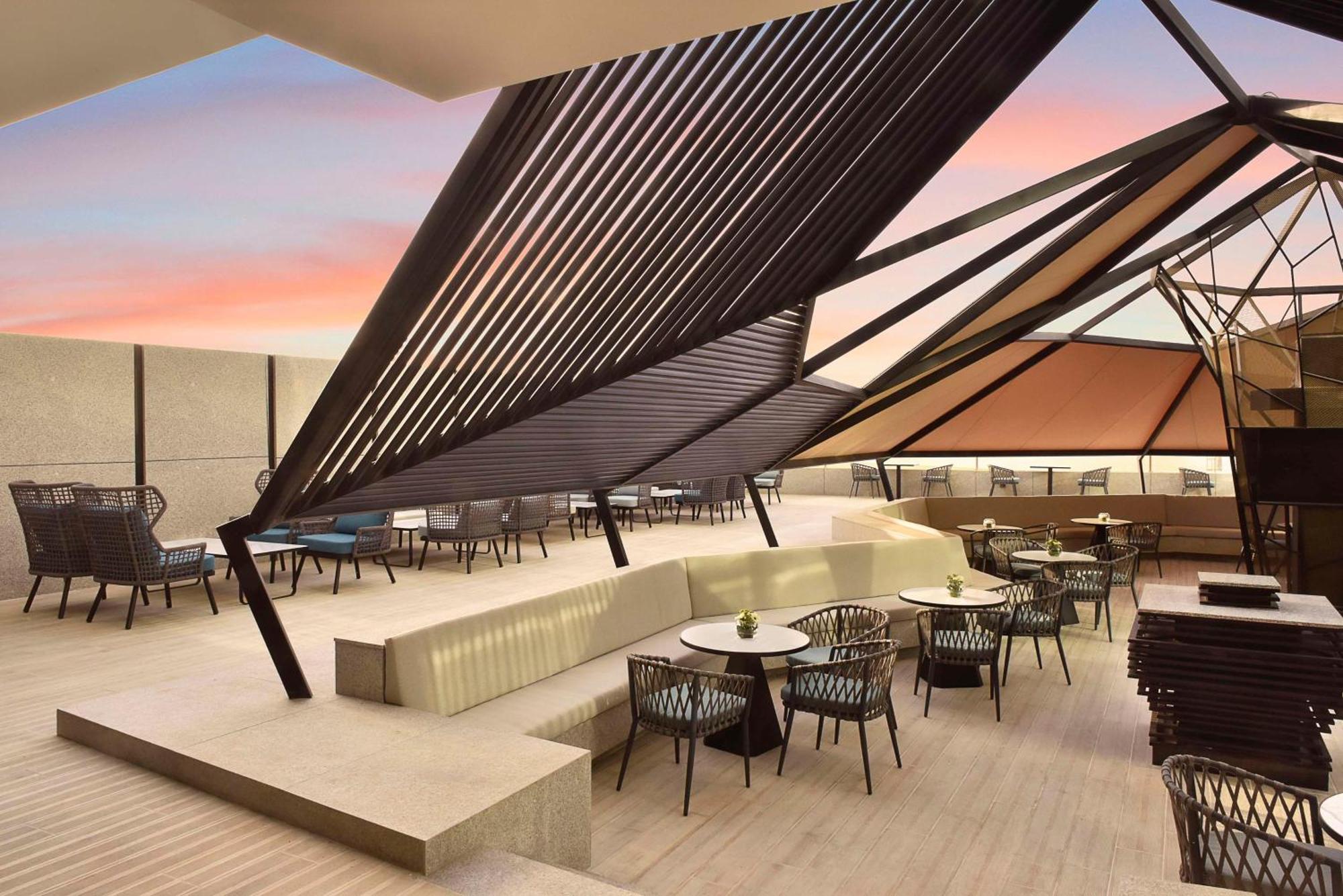 Hilton Bahrain Manama Exterior foto The Sky Bar