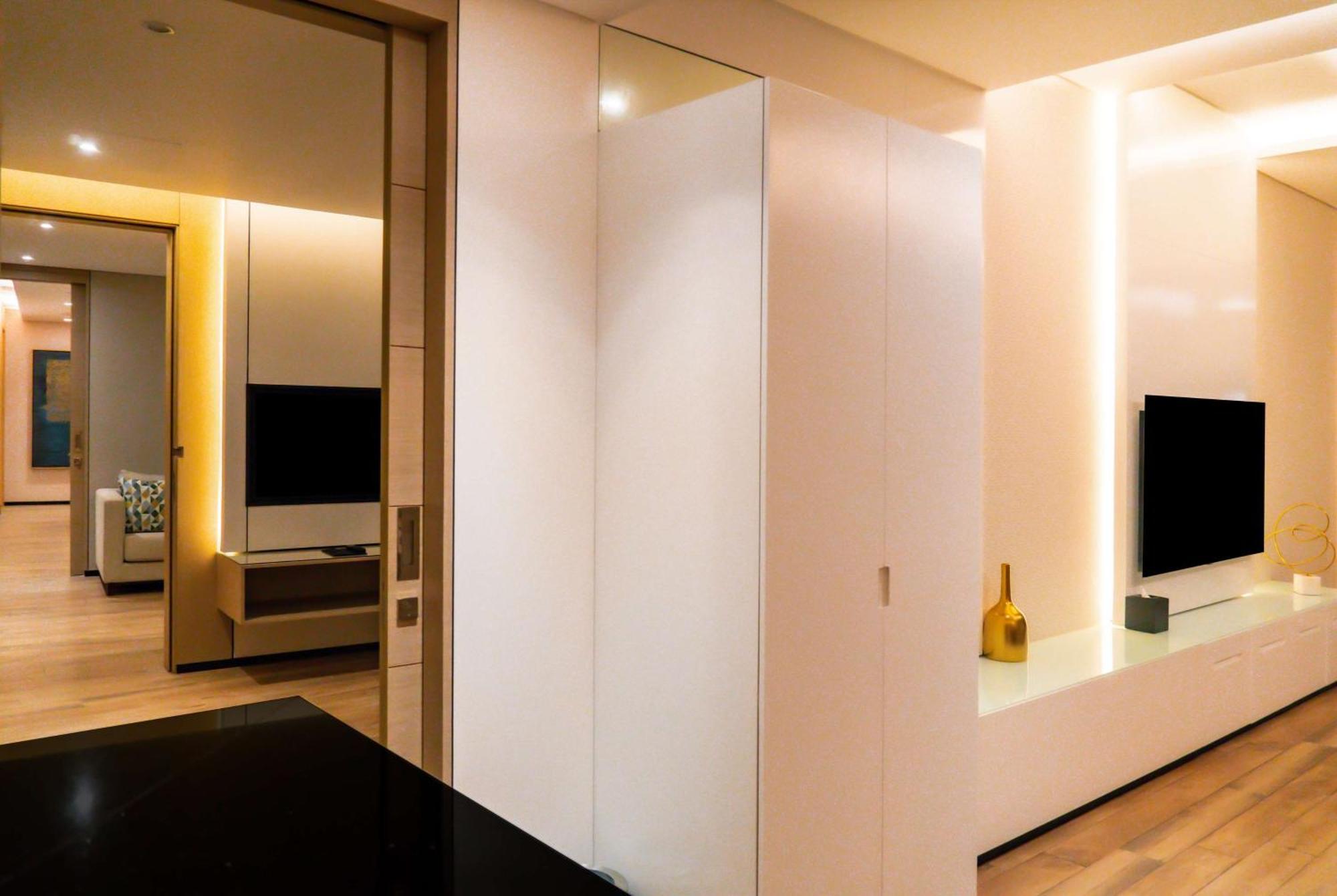 Hilton Bahrain Manama Exterior foto A room with a high-gloss finish