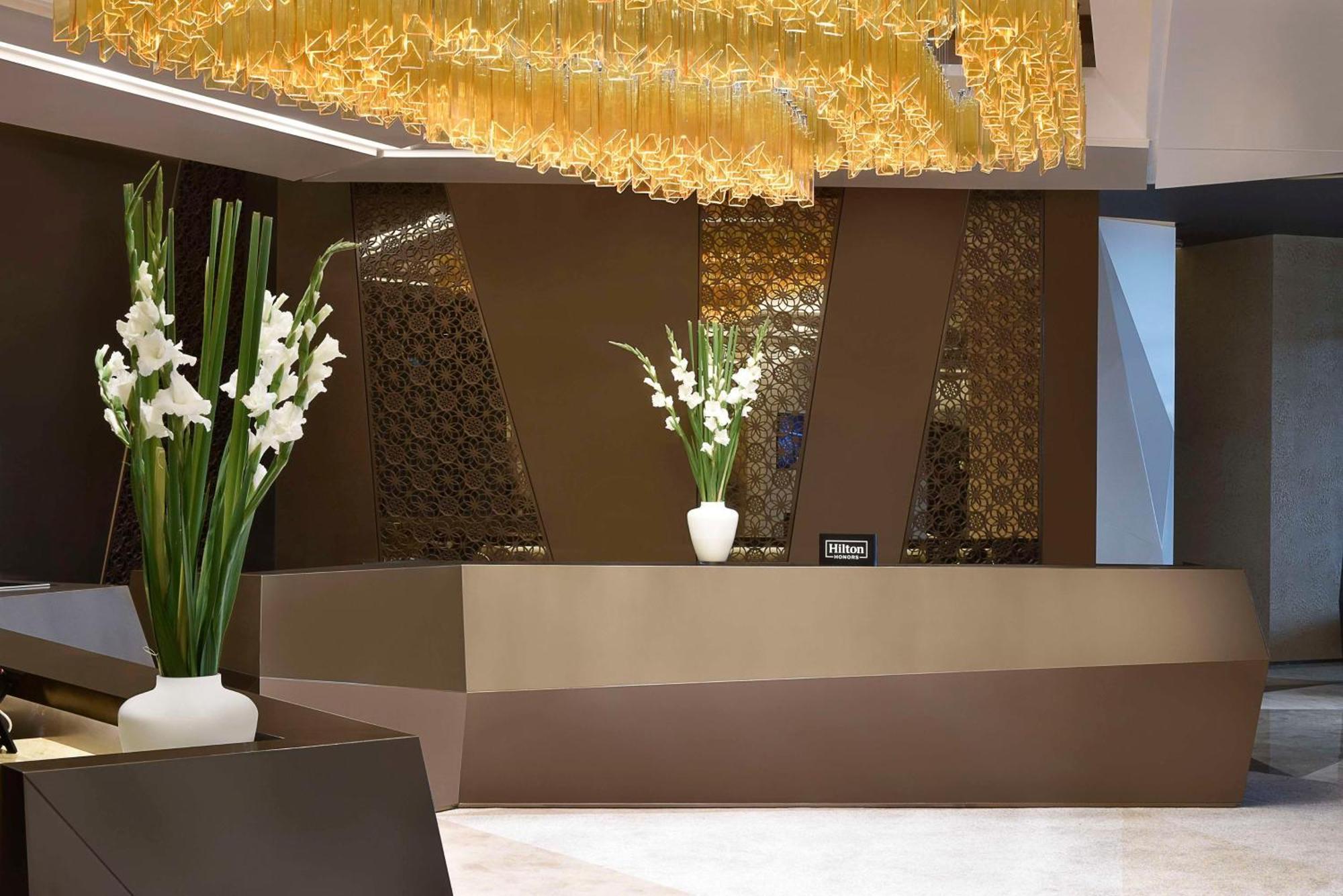 Hilton Bahrain Manama Exterior foto The lobby of the hotel