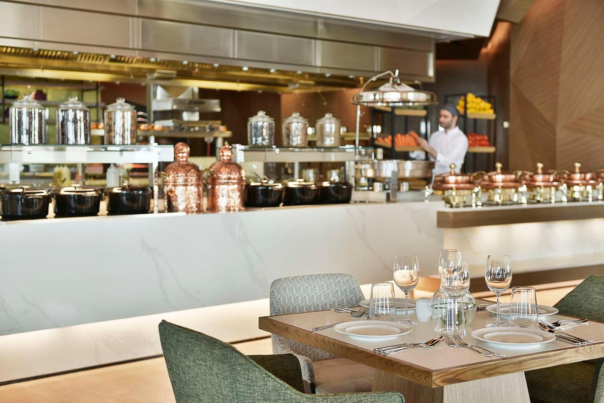 Hilton Bahrain Manama Exterior foto The open kitchen at the restaurant